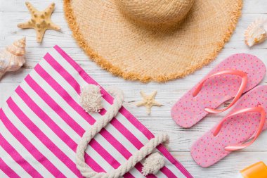 Yaz tatili konsepti düzdü. Plaj aksesuarları ve havlunun üstü. Mesaj için yer var. seyahat kavramı.