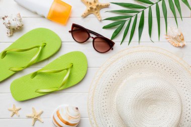 Yaz tatili konsepti düzdü. Plaj aksesuarları ve havlunun üstü. Mesaj için yer var. seyahat kavramı.