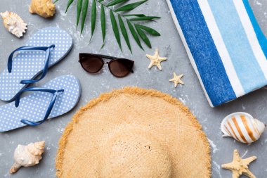 Yaz tatili konsepti düzdü. Plaj aksesuarları ve havlunun üstü. Mesaj için yer var. seyahat kavramı.