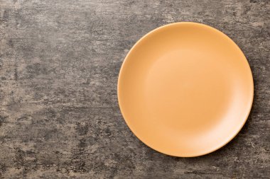 Çimento arka planındaki boş turuncu plakanın üst görüntüsü. Tasarımın için boş boşluk.