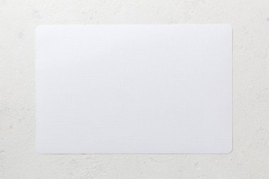 Çimento arka planında yemek için açık masa örtüsünün üst görüntüsü. Tasarımın için boş boşluk.