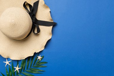 Yaz tatili. Hasır şapka ve tropikal yapraklı yaz konsepti. Düz konum, üst görünüm, kopyalama alanı.
