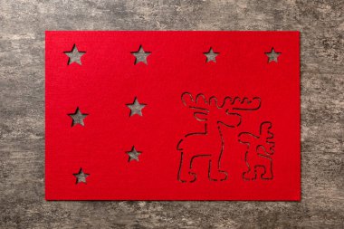 Çimento arka planında yiyecek için kırmızı masa örtüsünün üst görüntüsü. Tasarımın için boş boşluk.