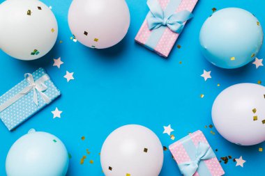 Pastel renkli arka plan üzerine düz bir parti dekorasyonu konsepti. Aşk konsepti. Tatil kutlaması. Sevgililer Günü ya da doğum günü partisi dekorasyonu.