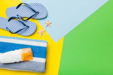 Plaj aksesuarları hasır şapka ve deniz kabuğu renkli masada. Yaz konsepti arka planı.