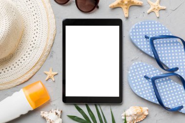 Renkli arka planda tablet ve plaj aksesuarlarıyla düz kompozisyon. Boş ekran ile tablet bilgisayarı kopyalama alanı ile maket.