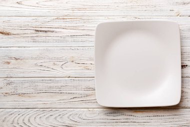 Ahşap zemin üzerinde boş kare plakanın üst görünümü. Tasarımın için boş boşluk.