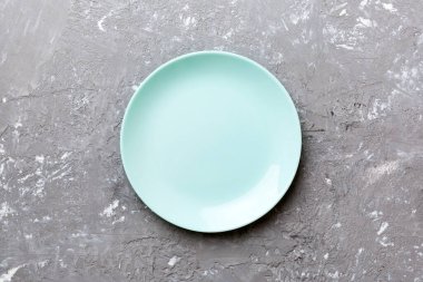 Beton zemin üzerinde boş mavi plaka üst görünümü. Tasarımın için boş boşluk.