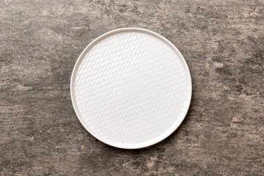 Beton zemin üzerinde boş ışık plakası üst görünümü. Tasarımın için boş boşluk.