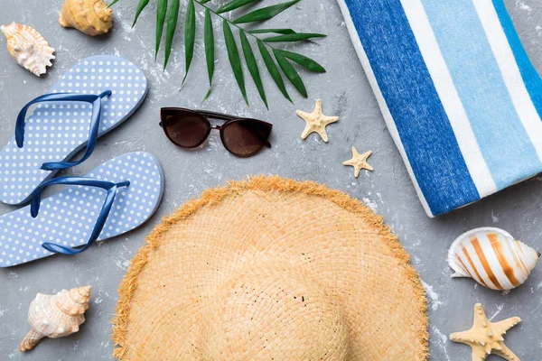 Yaz tatili konsepti düzdü. Plaj aksesuarları ve havlunun üstü. Mesaj için yer var. seyahat kavramı.