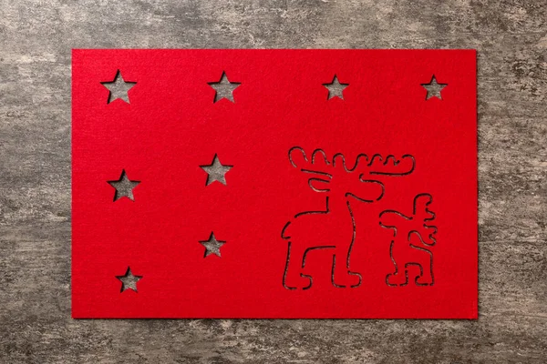 Çimento arka planında yiyecek için kırmızı masa örtüsünün üst görüntüsü. Tasarımın için boş boşluk.