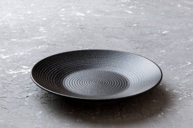 Beton zemin üzerinde boş siyah plaka perspektif görünümü. Tasarımın için boş boşluk.