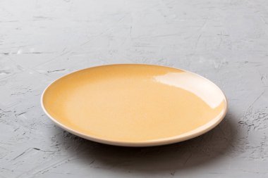 Çimento arka planındaki boş turuncu plakanın perspektif görüntüsü. Tasarımın için boş boşluk.