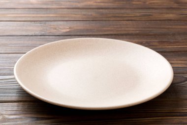 Ahşap zemin üzerinde boş ışık plakası perspektifi. Tasarımın için boş boşluk.