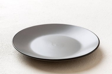 Çimento arka planındaki boş gri plakanın perspektif görüntüsü. Tasarımın için boş boşluk.