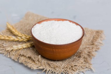 Tahta kasede buğday unu ve renkli arka planda buğday dikenleri. dünya buğday krizi.