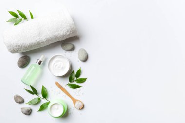 Hindistan cevizi yağı dolu kavanozlar ve renkli arka planda kozmetik kremi. Üst Manzara. Metnin için boş yer. Doğal spa Hindistan cevizi kozmetik ve organik tedavi konsepti Hindistan cevizi spa bileşimi.