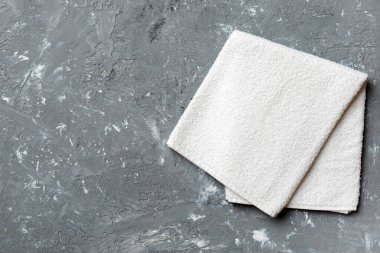 Renkli arkaplanda kopyalama alanı olan beyaz havluların üst görünümü.