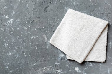 Renkli arkaplanda kopyalama alanı olan beyaz havluların üst görünümü.