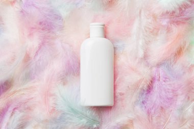 Spa kozmetik ürünleri, krem şişeleri, markalaşma modelleri, tüylü üst manzara. Düz yatıyordu.