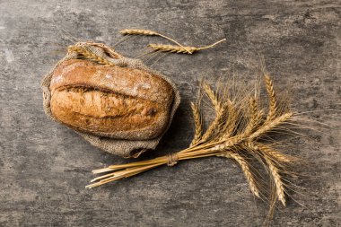 Doğal arka plana karşı sepette taze pişmiş ekmek. üstteki görünüm ekmek kopyalama alanı.