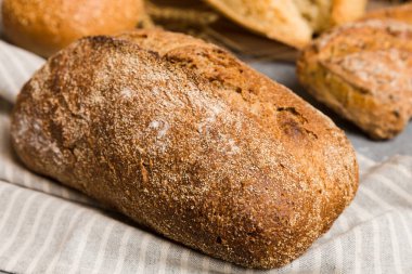 Ev yapımı doğal ekmek. Arkaplan olarak taze ekmeğin farklı türleri, kopya alanı ile perspektif.