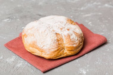 Peçetenin üstünde taze taze taze ekmek, üst manzara. Sağlıklı mayasız ekmek. Fransız ekmeği. Üst görünüm Fırın ürünleri.
