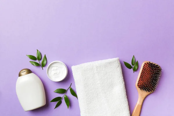 Cosmetisch Voor Haarverzorging Crème Handdoek Een Gekleurde Achtergrond Bovenaanzicht Vlakke — Stockfoto
