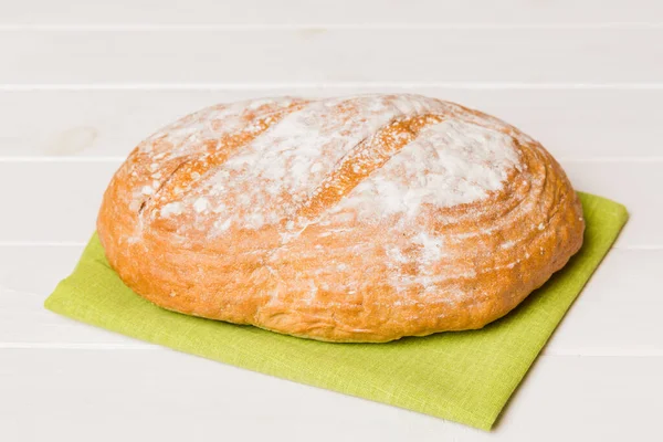 Sortiment Čerstvě Upečeného Chleba Ubrouskem Rustikálním Stolním Výhledu Zdravý Nekvašený — Stock fotografie