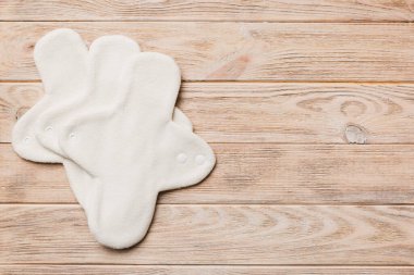 Çevre dostu yeniden kullanılabilir kadın pedleri. Renkli, parlak, yeniden kullanılabilir adet pedleri. sıfır atık kadın dönemi konsepti kopya alanı ile üst görünüm.