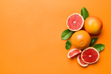 Renkli arka planda sulu greyfurt dilimli taze meyve greyfurdu. Üst Manzara. Uzayı kopyala yaratıcı yaz konsepti. Minimum düzlükte turunçgillerin yarısı kopyalama alanı ile yatar.