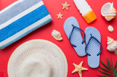 Yaz tatili konsepti düzdü. Plaj aksesuarları ve havlunun üstü. Mesaj için yer var. seyahat kavramı.