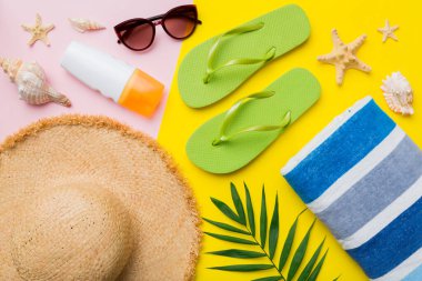 Yaz tatili konsepti düzdü. Plaj aksesuarları ve havlunun üstü. Mesaj için yer var. seyahat kavramı.