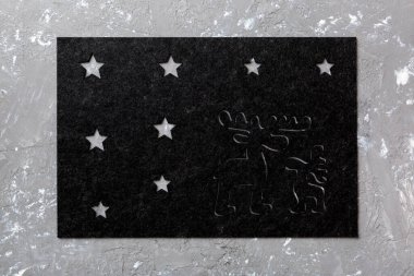 Çimento arka planındaki yemek için gri masa örtüsünün üst görüntüsü. Tasarımın için boş boşluk.