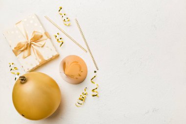 Renkli balon, hediye ve konfeti ile tatil geçmişi. Düz yatış stili. Kopya alanı olan doğum günü veya parti tebrik kartı.