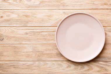 Ahşap zemin üzerinde boş ışık plakası üst görünümü. Tasarımın için boş boşluk.