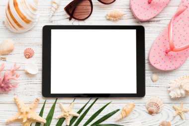 Renkli arka planda tablet ve plaj aksesuarlarıyla düz kompozisyon. Boş ekran ile tablet bilgisayarı kopyalama alanı ile maket.