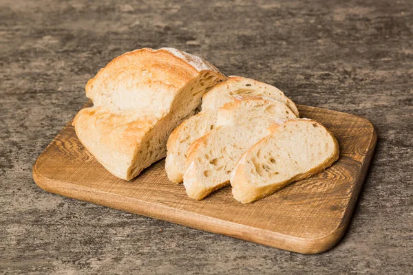 Sortiment Čerstvě Krájeného Pečeného Chleba Ubrouskem Rustikálním Stolním Výhledu Zdravý — Stock fotografie