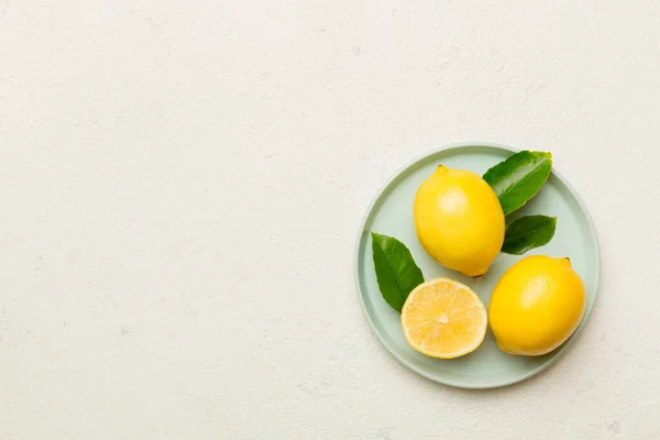 Citron Frais Coupé Citrons Entiers Sur Une Assiette Ronde Sur — Photo