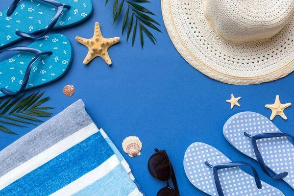 Καλοκαιρινές Διακοπές Έννοια Επίπεδη Θέσει Ψάθινο Καπέλο Αξεσουάρ Παραλίας Και — Φωτογραφία Αρχείου