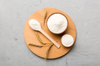 Tahta kasede buğday unu ve renkli arka planda buğday dikenleri. dünya buğday krizi.