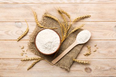 Tahta kasede buğday unu ve renkli arka planda buğday dikenleri. dünya buğday krizi.