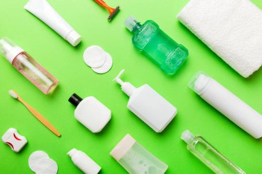 Banyo ürünleri için model düz yatak, spa jileti, diş macunu, sabun, jöle ve diğer çeşitli aksesuarlar. Cilt sağlığı için kozmetik. Logonuz için Bath Mockup.