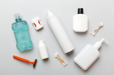 Banyo ürünleri için model düz yatak, spa jileti, diş macunu, sabun, jöle ve diğer çeşitli aksesuarlar. Cilt sağlığı için kozmetik. Logonuz için Bath Mockup.