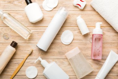 Banyo ürünleri için model düz yatak, spa jileti, diş macunu, sabun, jöle ve diğer çeşitli aksesuarlar. Cilt sağlığı için kozmetik. Logonuz için Bath Mockup.