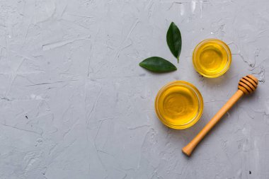 Bal kavanozu, beyaz arka plan manzaralı ve fotokopi alanı olan ahşap bal kaplama. Lezzetli bal şişesi.