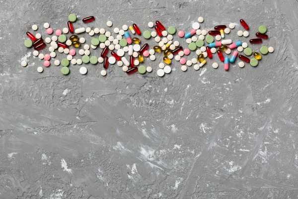 Máscaras Protectoras Máscaras Quirúrgicas Pastillas Medicinales Termómetro Fondo Mesa Enfermedad — Foto de Stock