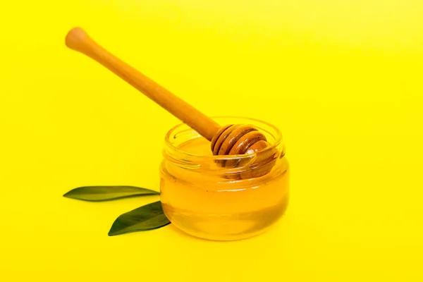 Μέλι Βάζο Φύλλα Και Μέλι Dipper Έγχρωμο Φόντο Πάνω Όψη — Φωτογραφία Αρχείου