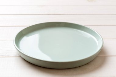 Ahşap zemindeki boş kare plakanın perspektif görüntüsü. Tasarımın için boş boşluk.