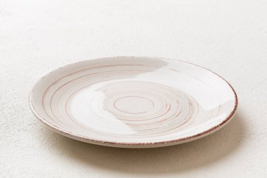 Ahşap zemin üzerinde boş ışık plakası perspektifi. Tasarımın için boş boşluk.